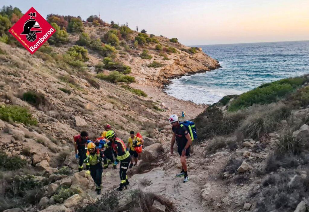 Los bomberos rescatan a un hombre accidentado en la Cala la Almadraba ...
