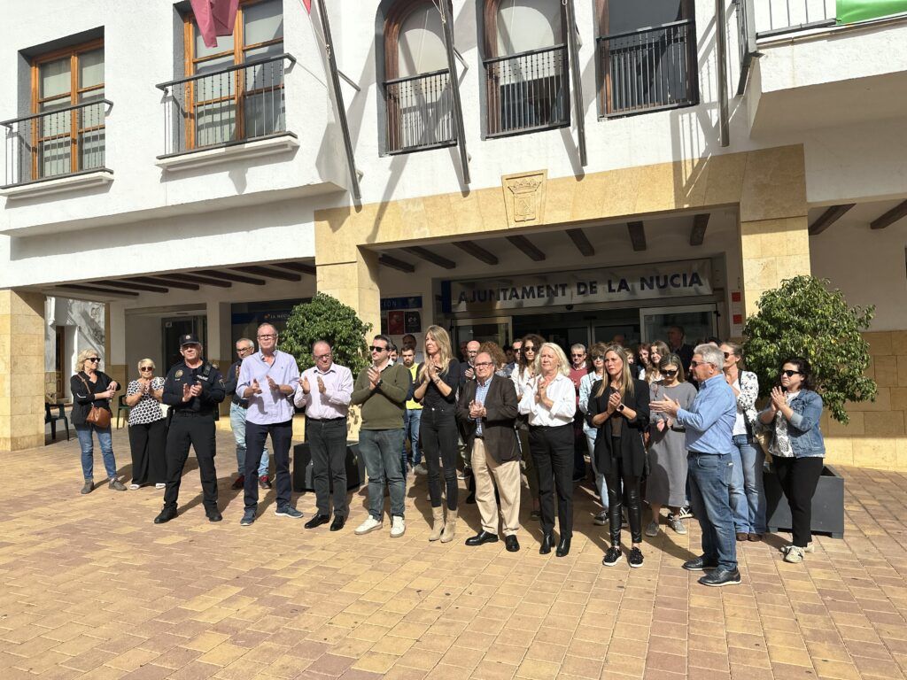 Benidorm y La Nucía guardan un minuto de silencio por las víctimas de ...