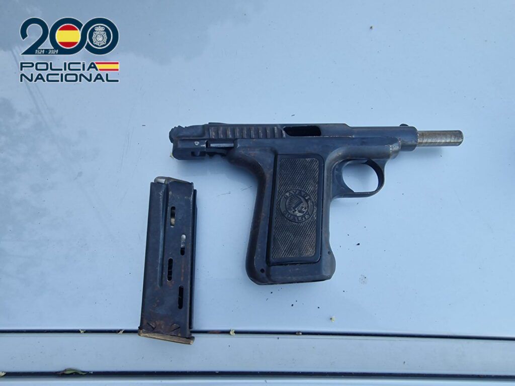 Arma cultivo indoor - Policía Nacional