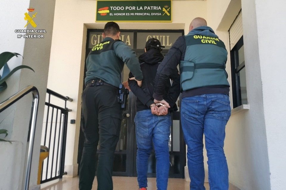 Detenido un joven en Calpe por robar tres veces en menos de una semana ...